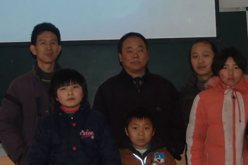 a photo of Baofeng Zhu, Linjin Shi, Wei Zhu, two volunteers and one teacher