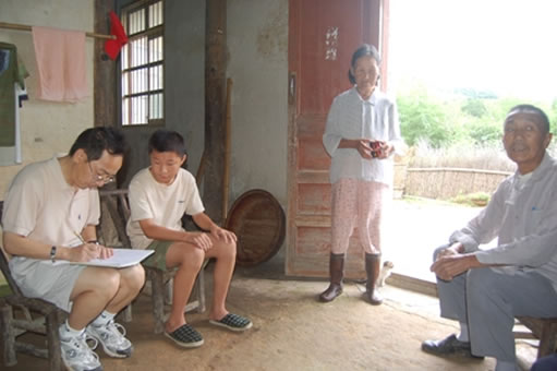A photo of Zheng Chen, Zheng Chen's families when Professor Yang visits their home.